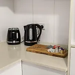 Modern 2-Bed Apartment With Gym & Sauna Access