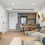 Spacious West End With Pool & Bbq Access *