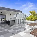 Spacious West End Apartment With Pool & Bbq Access