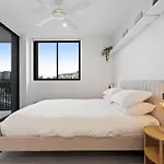Spacious West End With Pool & Bbq Access Apartment