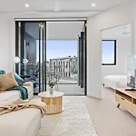 Apartment Spacious West End With Pool & Bbq Access