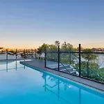 Spacious West End With Pool & Bbq Access *
