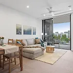 Spacious West End With Pool & Bbq Access