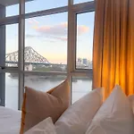 Apartment River Views 2 Bed 2 Bath Secure Parking *