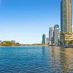 River Views 2 Bed 2 Bath Secure Parking Apartment *