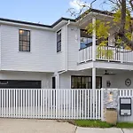 Spacious 3-Bed Clayfield House With Patio And Bbq