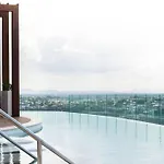 Luxury Apartments W Rooftop Pool Cbd