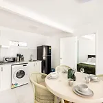 Modern Retreat In Heart Of Sunnybank Holiday home Brisbane