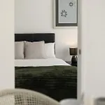 Modern Retreat In Heart Of Sunnybank Holiday home Brisbane