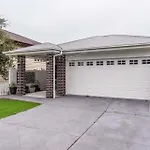 The Airport Stop Spacious House City & Sky Base