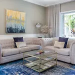 The Airport Stop Spacious House City & Sky Base