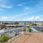 Stylish 4-Bed Townhouse With Panoramic Ocean Views