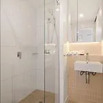 Apartment Stylish With Rooftop Bbq & Access *