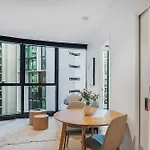Skytower Sojourn - Urban Comfort By Brisbane River
