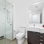 Spacious Valley Pad In Street Precinct Apartment Brisbane