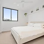 Apartment Spacious West End With Pool & Bbq Access