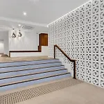 Apartment Spacious West End With Pool & Bbq Access