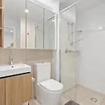 Spacious West End With Pool & Bbq Access Apartment *