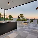 Spacious West End With Pool & Bbq Access Apartment