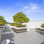 Spacious West End With Pool & Bbq Access Apartment *