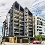 Spacious West End Apartment With Pool & Bbq Access