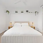 Spacious West End With Pool & Bbq Access Apartment *