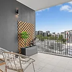 Spacious West End With Pool & Bbq Access *