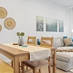Apartment Spacious West End With Pool & Bbq Access