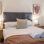 Apartment Skyline Serenity - Level 62 With Stunning Views!