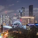 Russell St Retreat Stunning City & Park Views