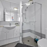 A Touch Of Class - 2bed-2bath-1car-balcony-views - Cbd Apartment *