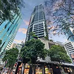 A Touch Of Class - 2Bed-2Bath-1Car-Balcony-Views - Cbd