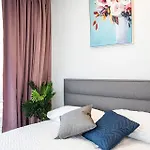 Stylish Decor 2br South Gym Pool Cine Bo12510 Apartment Brisbane