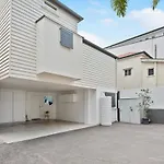 Luxe Inner-City Home With City Views - Teneriffe