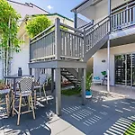 Luxe Inner-City Home With City Views - Teneriffe