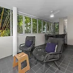 Spacious And Leafy With Pool And Parking - Walk To River