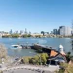 Bulimba Bliss Elegant, Airy & Scenic Getaway