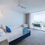 3-Bedroom Apartment With Sea View, Rooftop Pool, Study & Free Parking