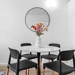 Sunny 1Br Apt Near Hospital, Qut & Cbd With Parking!