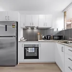 Sunny 1Br Apt Near Hospital, Qut & Cbd With Parking!