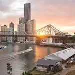 Inner-City Vibes! 2Bed/1Bath/1Car/Pool/Balcony~Cbd