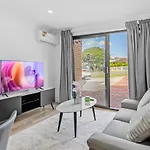 Spacious Twin Q Beds Sleep 4 Budget Friendly Holiday home Brisbane