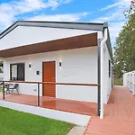 Poolside Family Cottage Near Shopping Towns