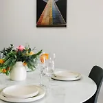 Spacious Twin Q Beds Sleep 4 Budget Friendly * Brisbane