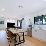 Poolside Family Cottage Near Shopping Towns