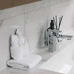 Spacious Twin Q Beds Sleep 4 Budget Friendly Holiday home Brisbane