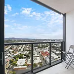 Flatiron Vista - Urban Resort Near River And Nightlife