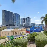 Inner-City 1-Bed With Pool & Spa