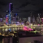 Central Brisbane Stay With Balcony Pool & Bbq