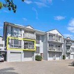 Spacious 3-Bed Coorparoo Apartment